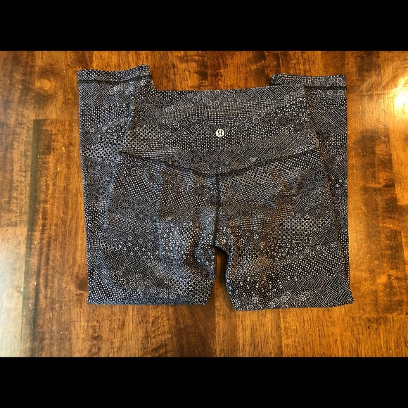 Lululemon size 4 align crop 21” - Picture 2 of 5